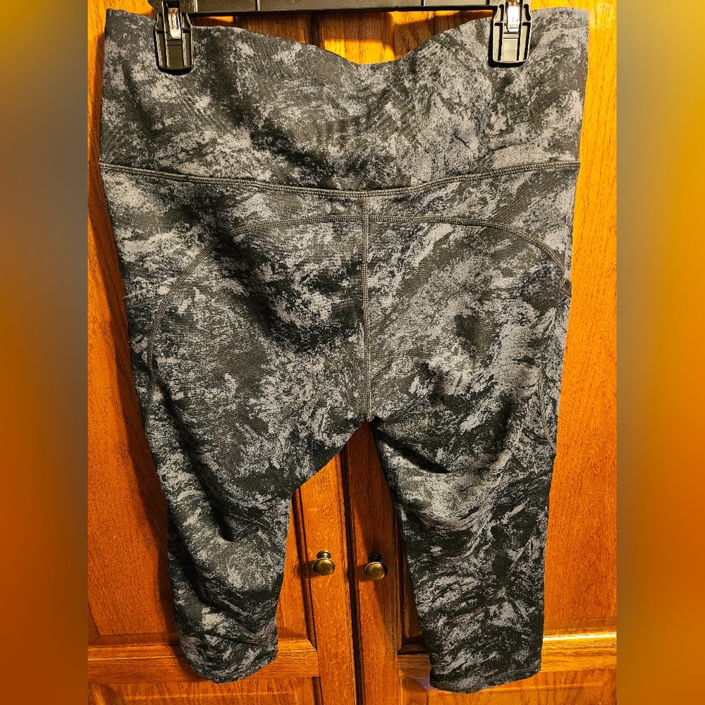 Black and Gray Patterned Capri Leggings SIZE XL